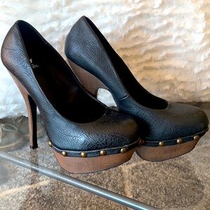 Black Pumps with details